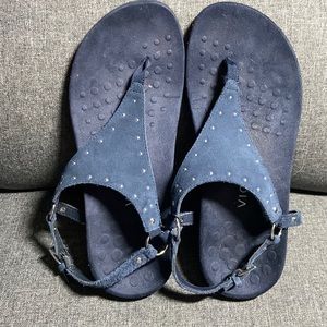 8 med. Vionic Margo navy studded suede t-strap sandals with back strap